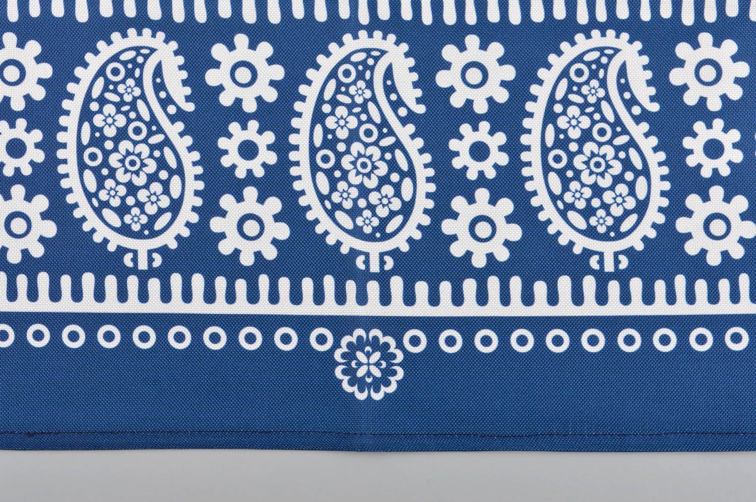 Mantel artesanal azul con dibujo blanco elemento decorativo utensilio de cocina foto 5