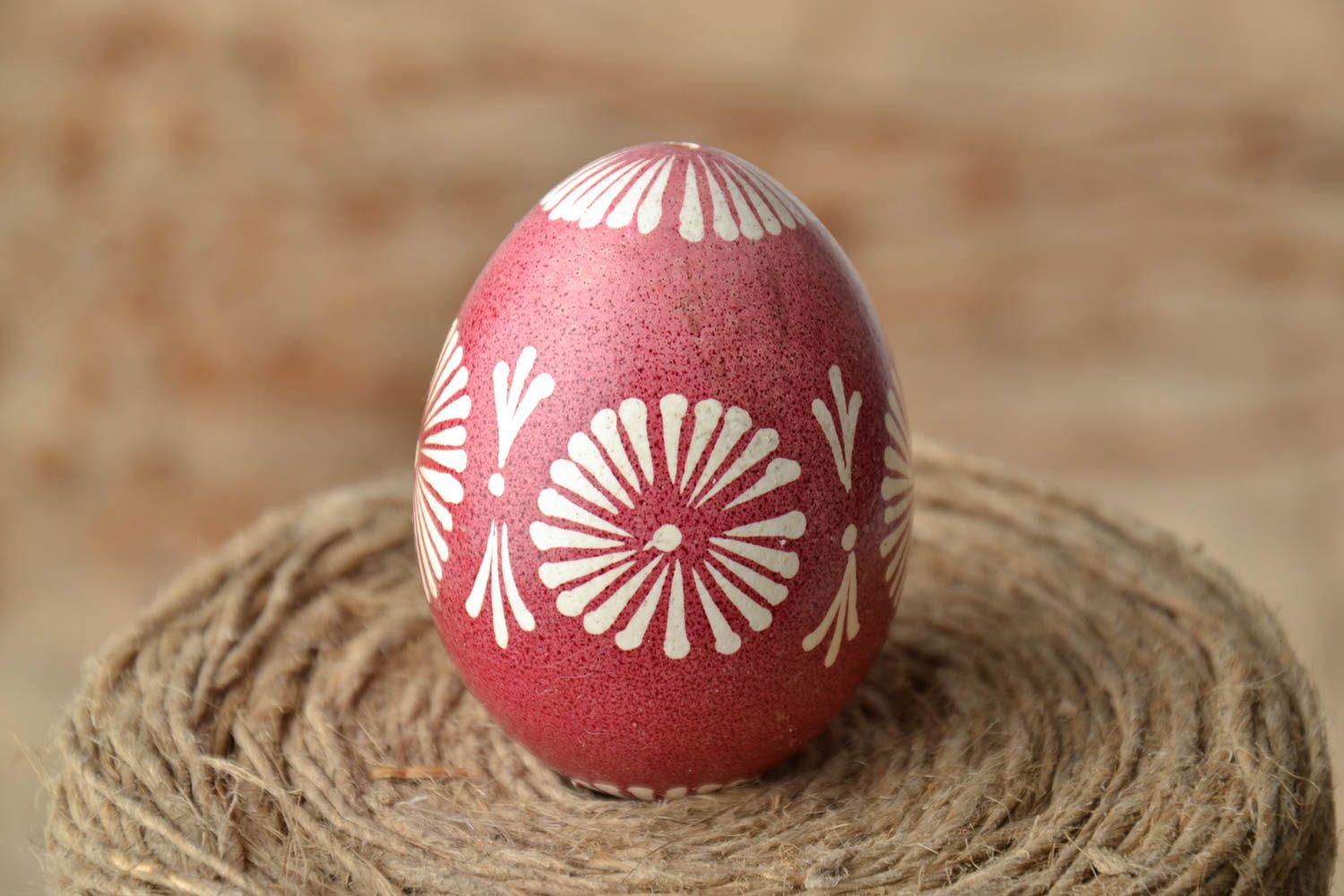 Oeuf de Pâques décoratif fait main original peint rouge avec beau motif photo 1