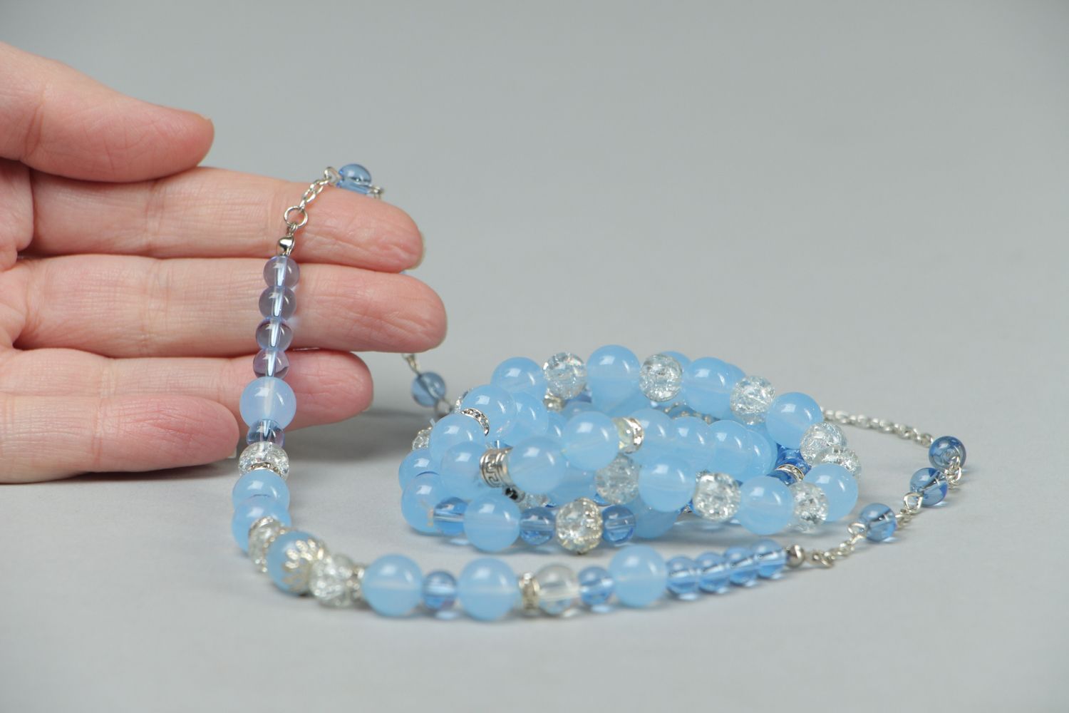 Collier et bracelet en perles de plastique faits main bleus photo 3