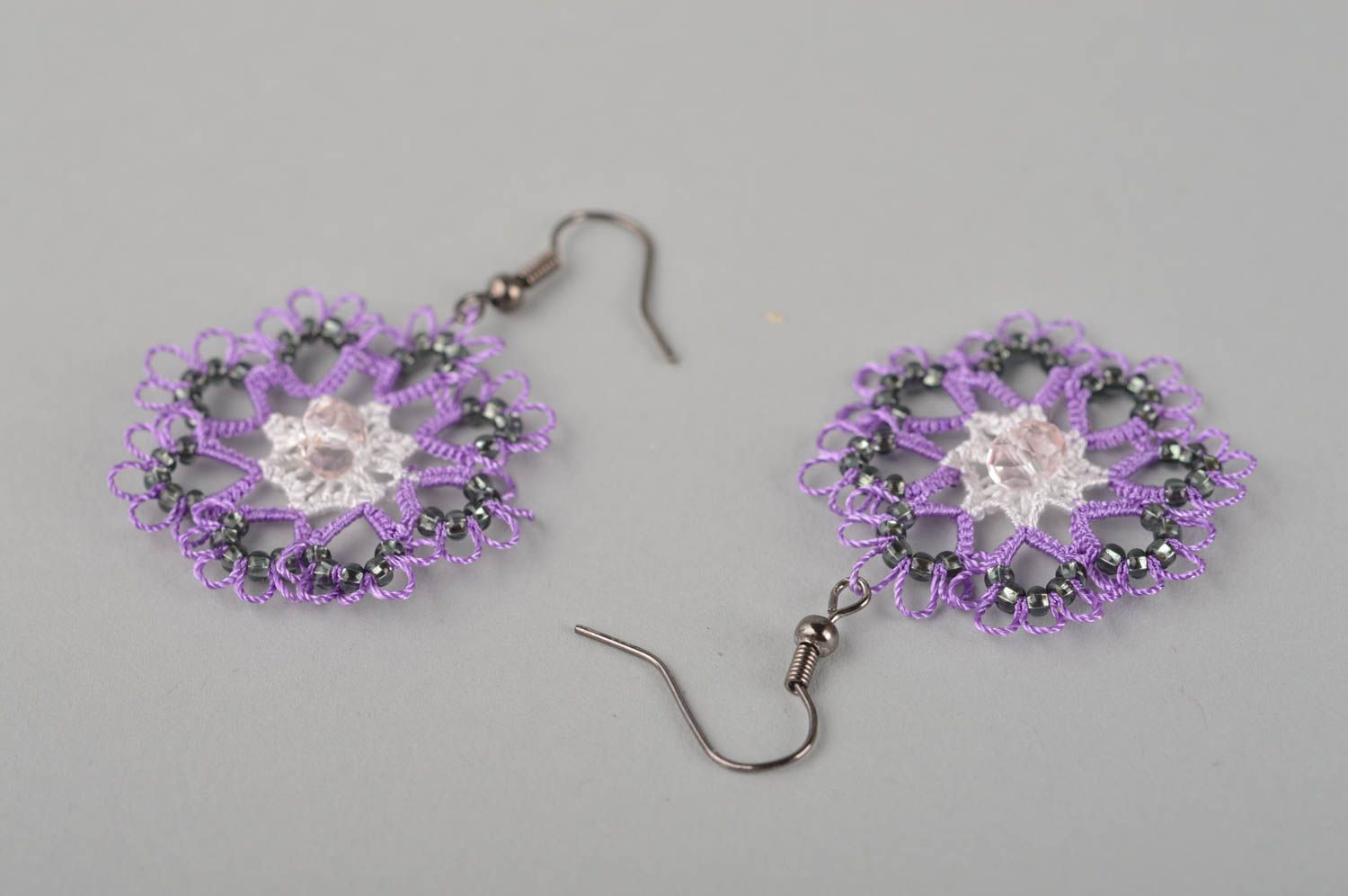 Boucles d'oreilles pendantes Bijou fait main ajourées violettes Cadeau femme photo 5