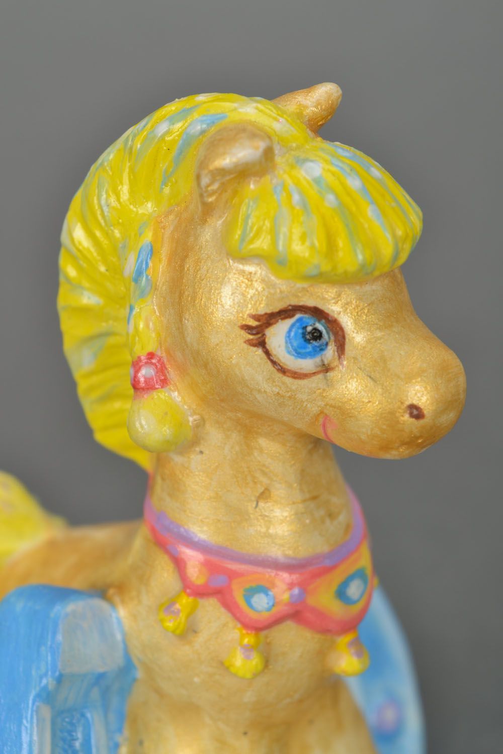 Estatueta de gesso pintada com tintas acrílicas em forma do cavalo  foto 4