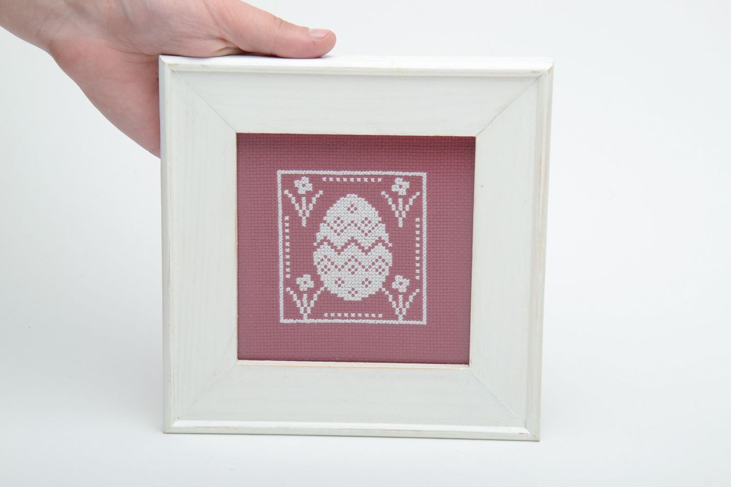 Tableau brodé artisanal sur canevas fait main dans le cadre blanc en bois photo 1