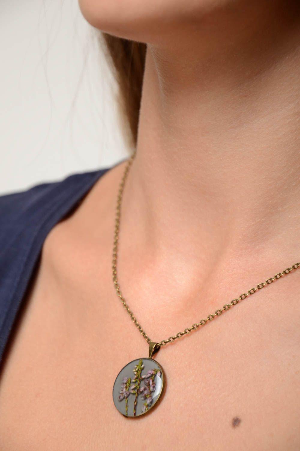 Beautiful round handmade epoxy resin neck pendant with real flowers photo 2