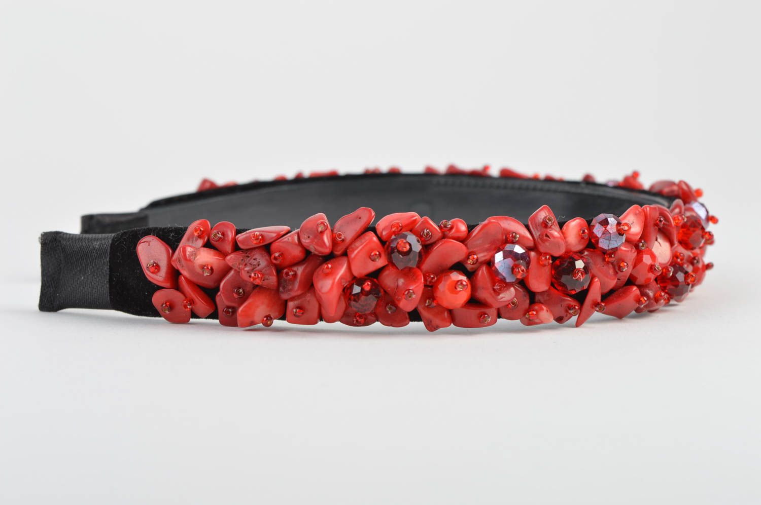Красный ободок для волос с натуральным камнем кораллом и бисером ручной работы фото 2
