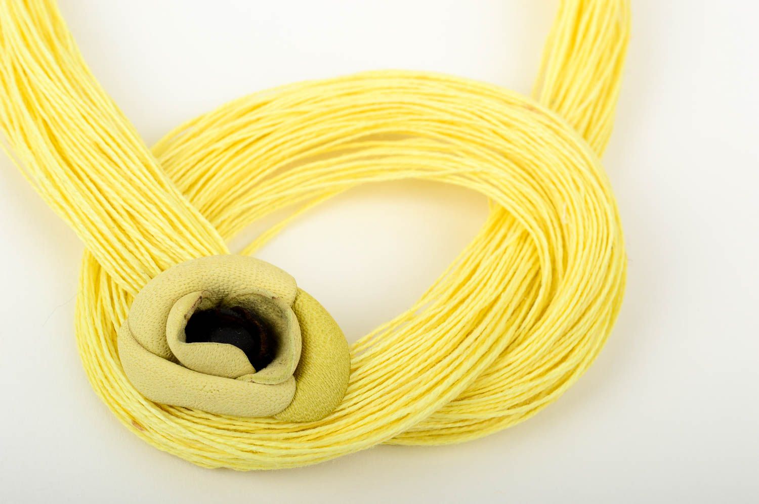 Колье из ниток колье ручной работы массивное украшение желтое с кожаным цветком фото 5