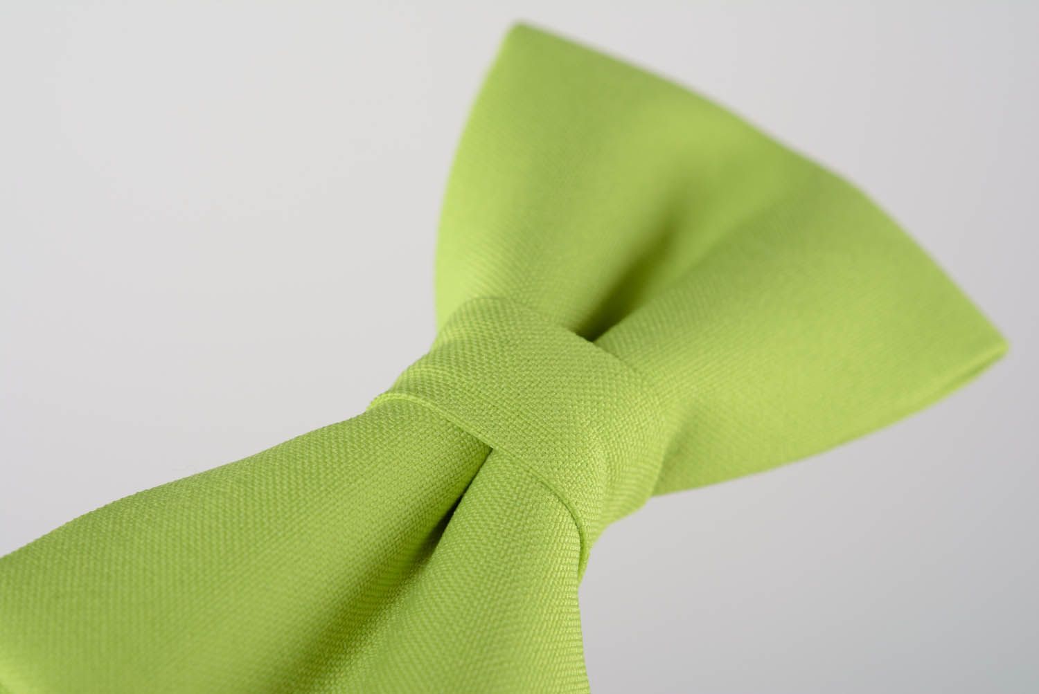 Gravata borboleta de cor verde claro clássico feita de gabardine foto 4