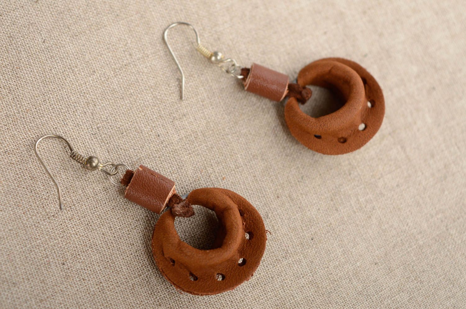 Round leather earrings photo 2