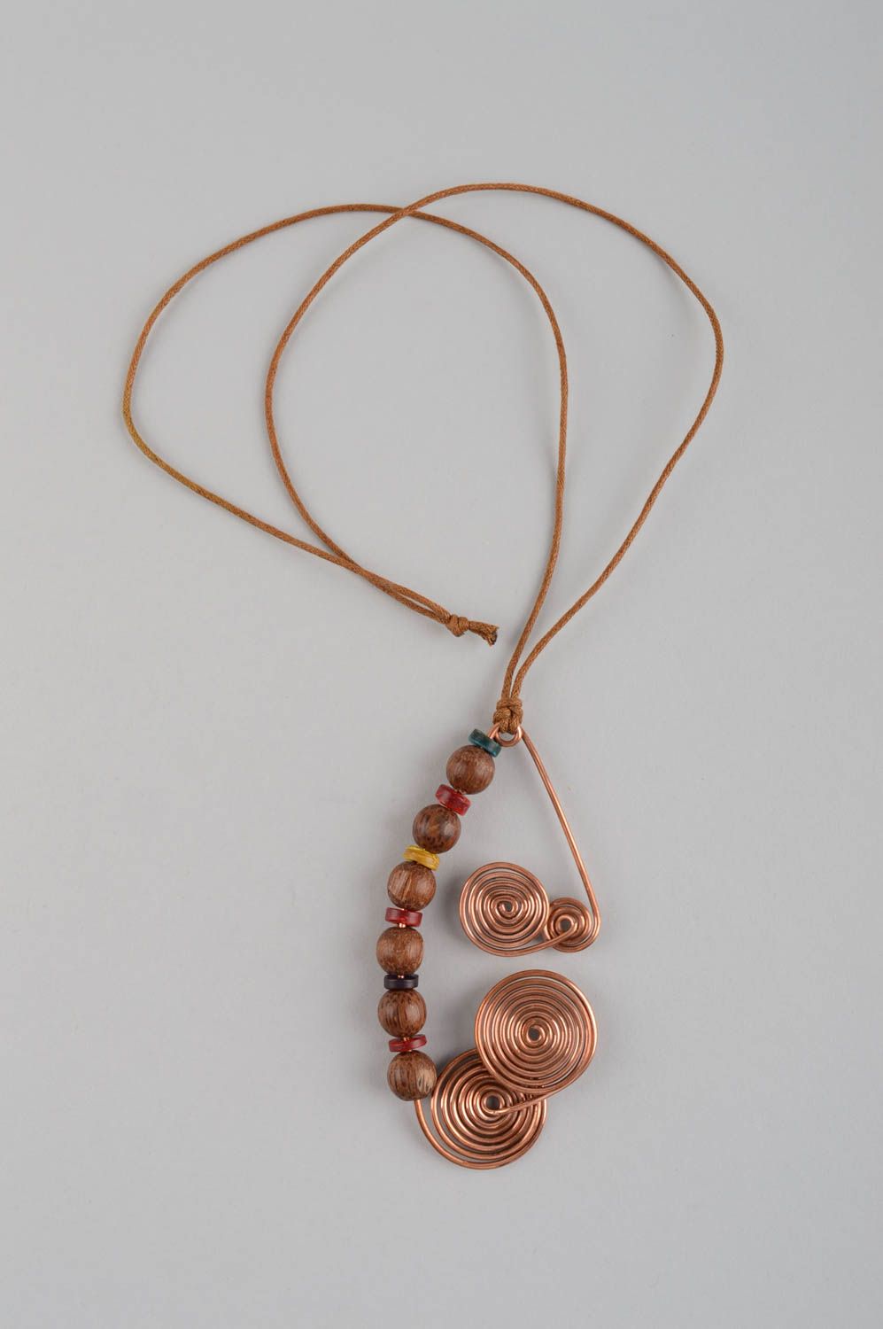 Pingente feminino artesanal feito de cobre e madeira em uma corda foto 2