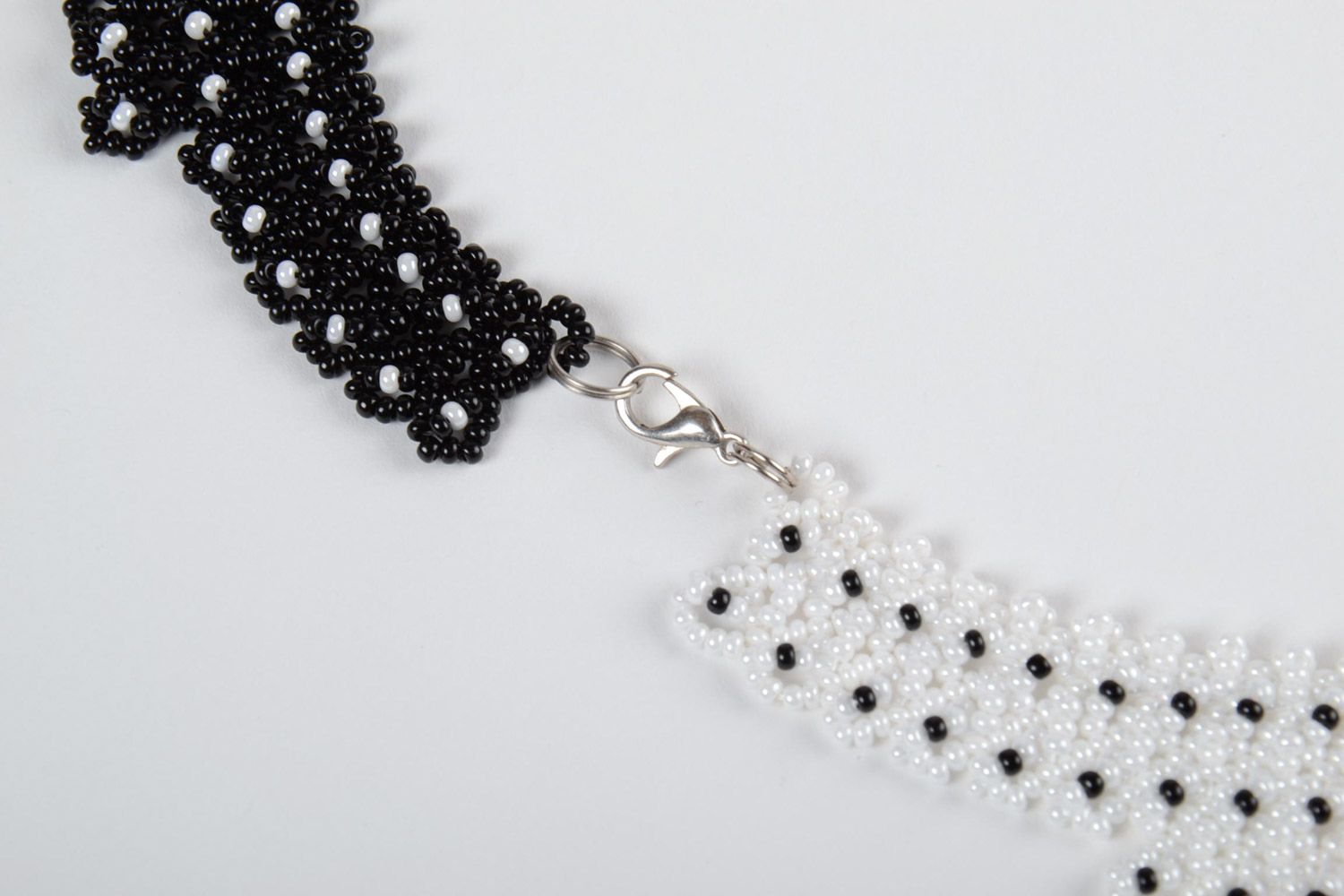 Collier en perles de rocaille tchèques avec grande fleur fait main blanc-noir photo 3