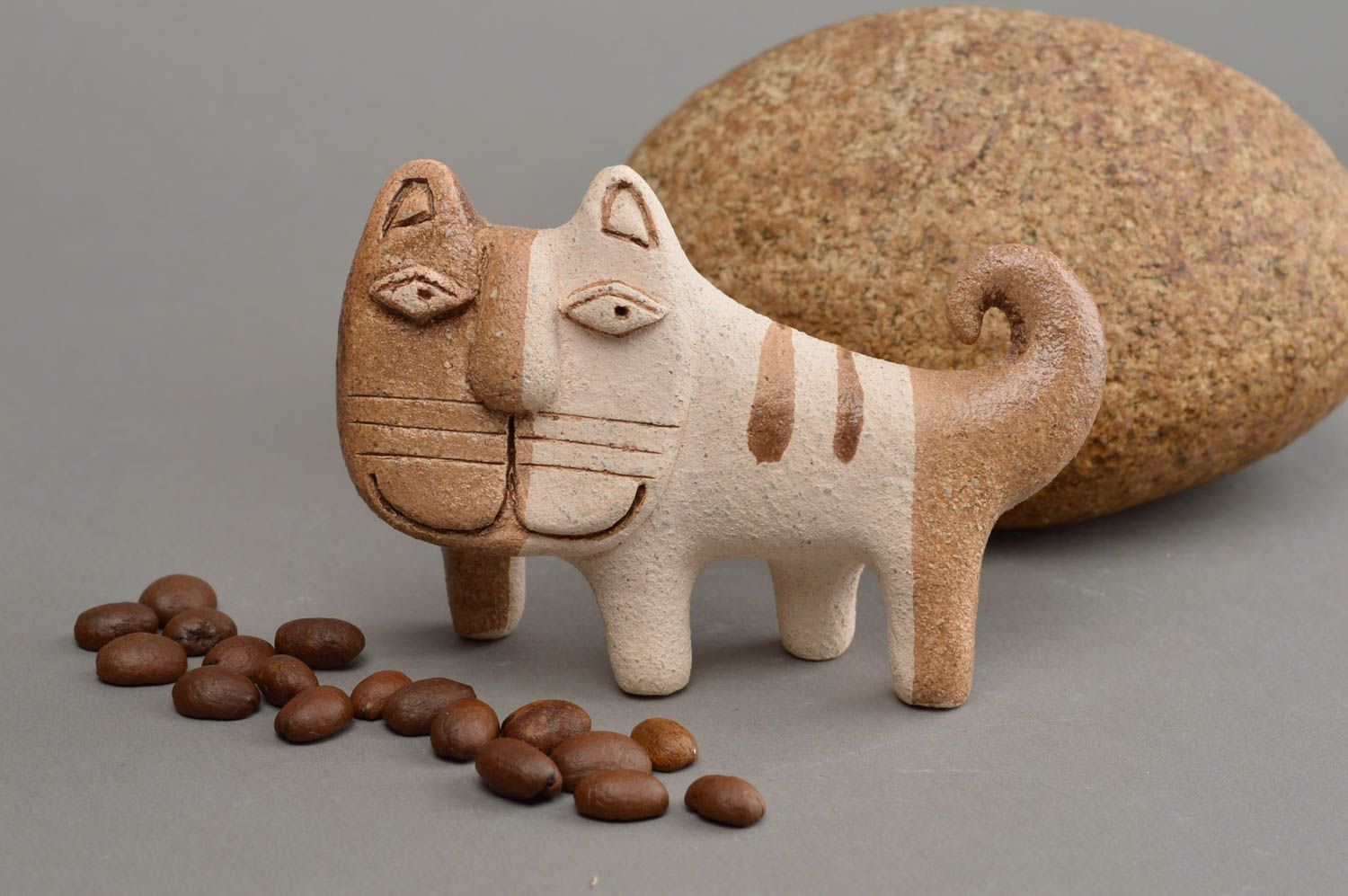 Статуэтка из шамотной глины ручной работы расписанная глазурью в виде кота фото 1