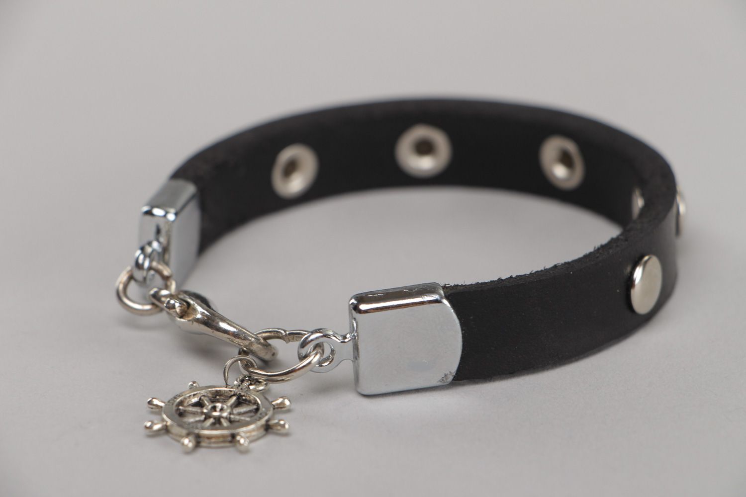 Bracelet en cuir naturel fait main original noir avec pendentif marin en métal photo 2