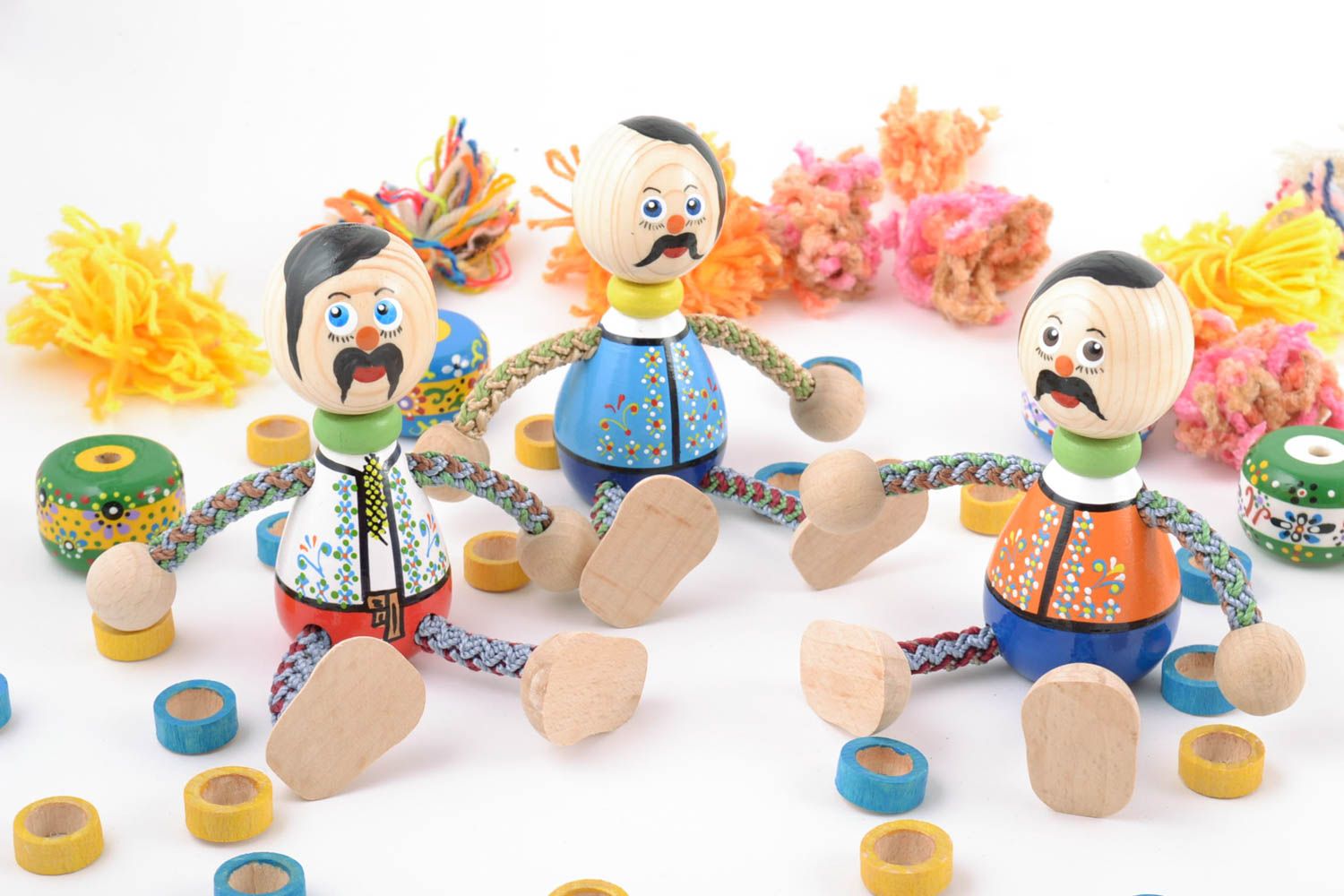 Игрушки из дерева ручной работы казаки три штуки цветные яркие расписные детские фото 1