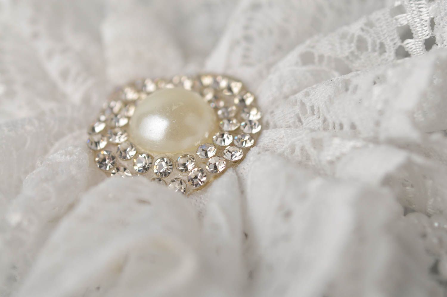 Broche blanche faite main Accessoire femme avec perle fantaisie Petit cadeau photo 4