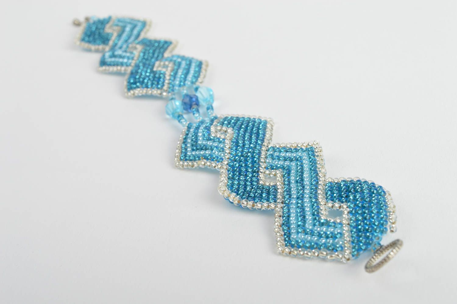 Красивый браслет из бисера авторский плетеный голубой в ромбики ручной работы фото 4