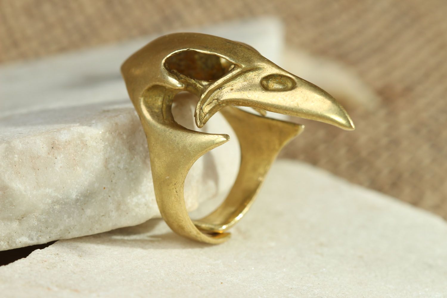 Anel de bronze feito à mão Crânio do corvo foto 1