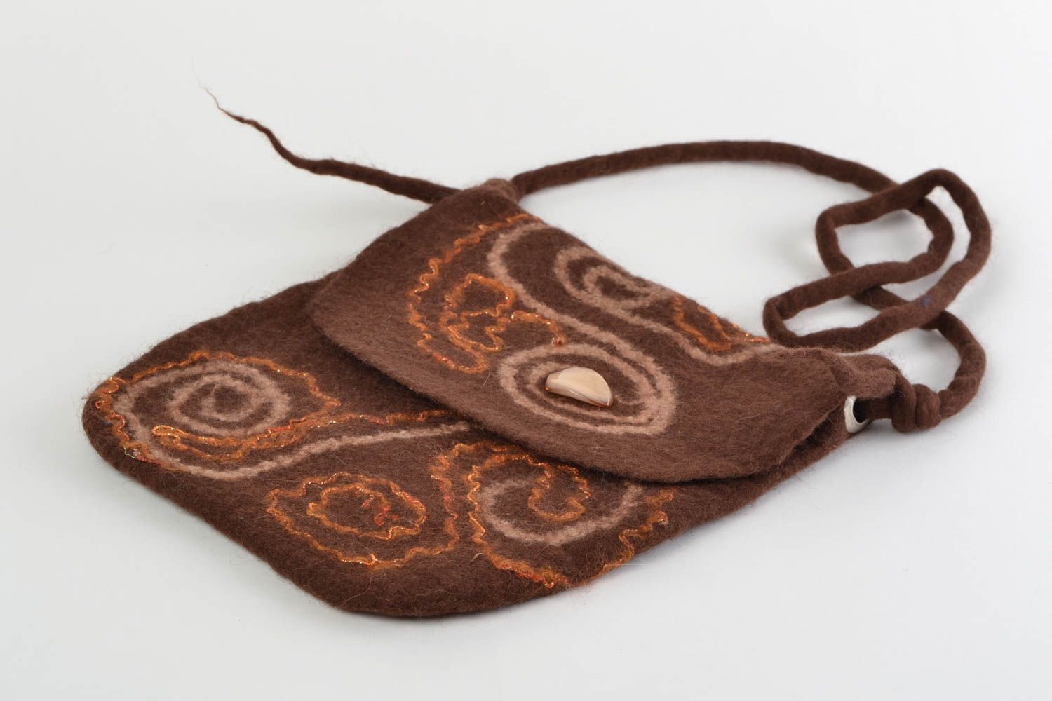Bolso de lana natural marrón con correa larga en técnica de fieltro húmedo hecho a mano foto 3
