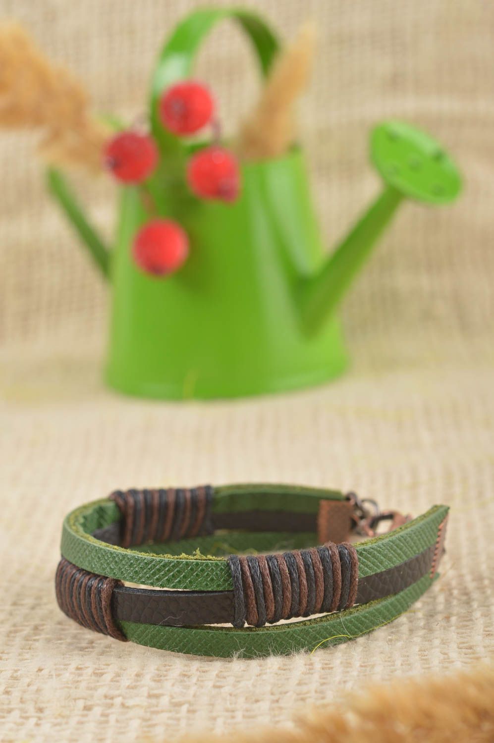 Зеленый браслет ручной работы браслет из кожи дизайнерское украшение стильное фото 1