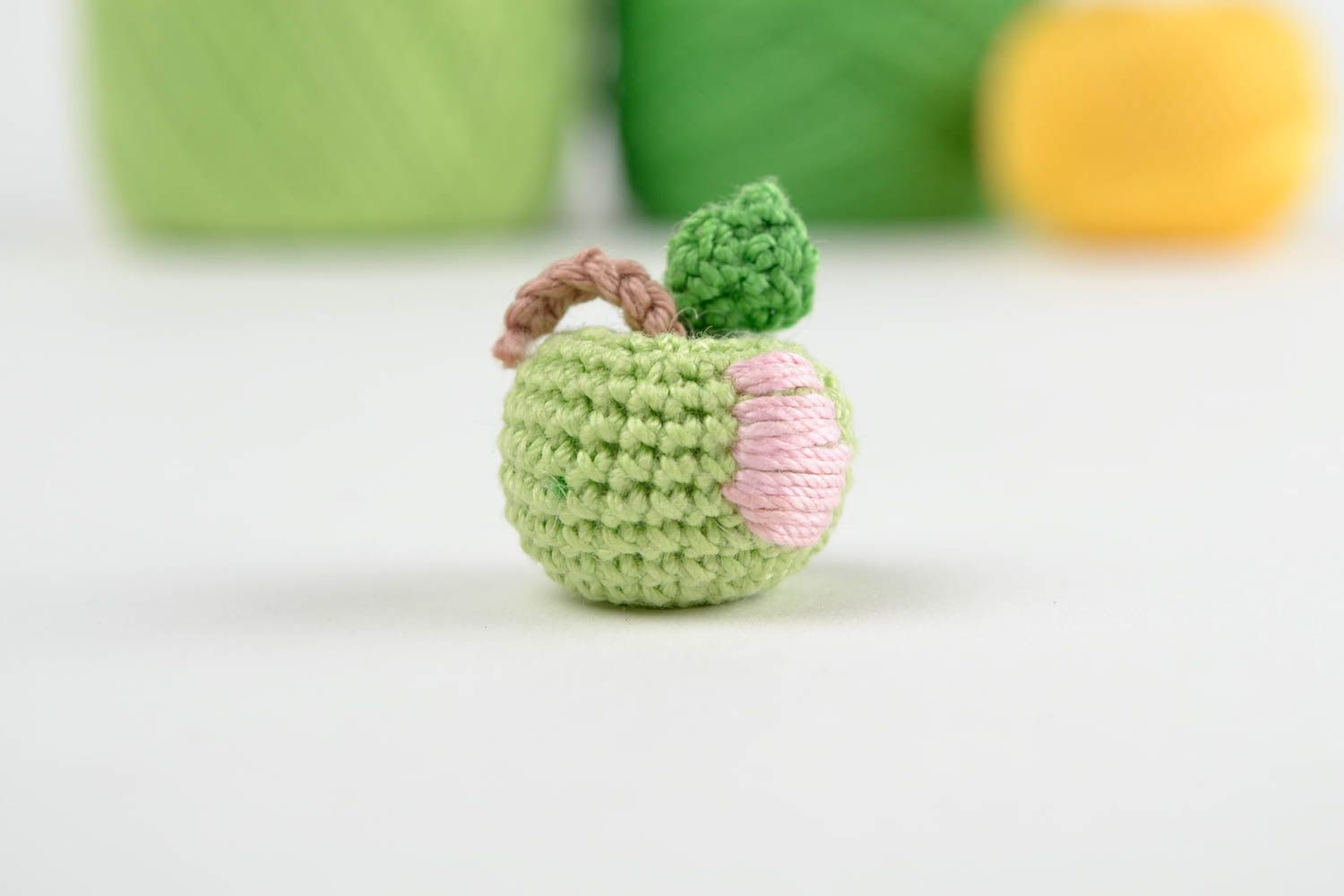 Fruta tejida a crochet juguete artesanal regalo original manzana verde foto 1