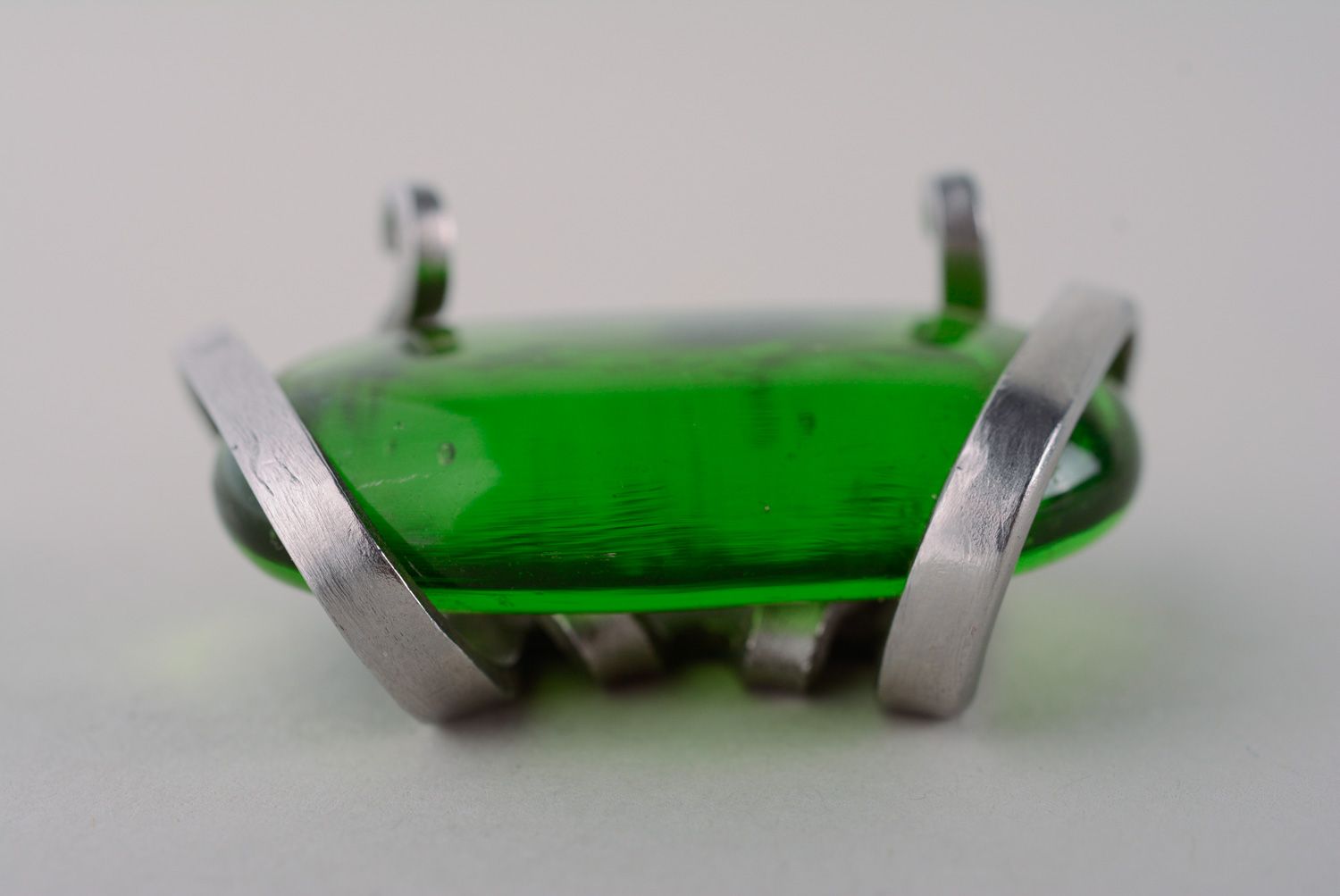 Металлический кулон из мельхиоровой вилки с зеленым искусственным камнем фото 5