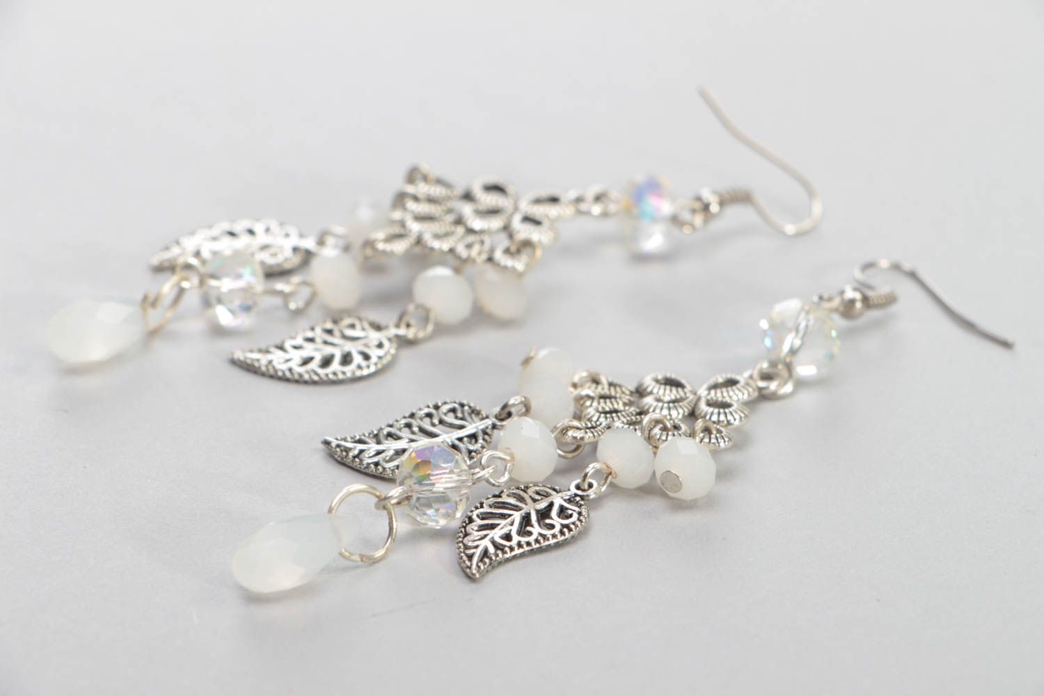 Boucles d'oreilles pendantes en acier et perles de verre blanches faites main photo 3