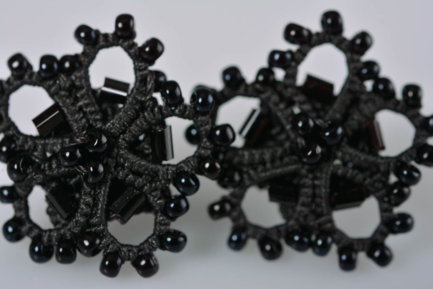 Boucles d'oreilles fait main Collier col Bijoux textiles noirs frivolité photo 3