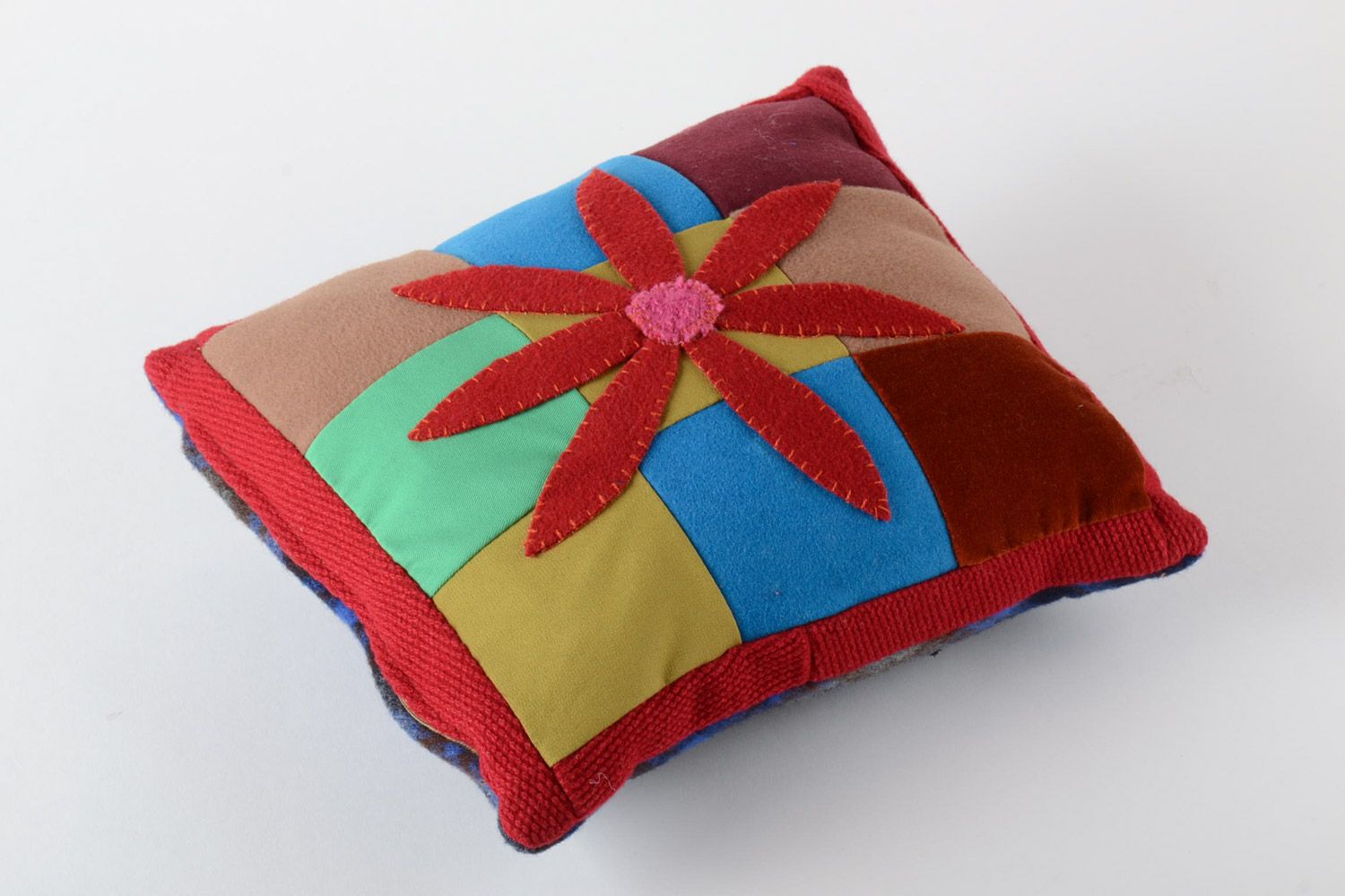 Petit coussin pour canapé multicolore avec appliqué en tissu fait main photo 2