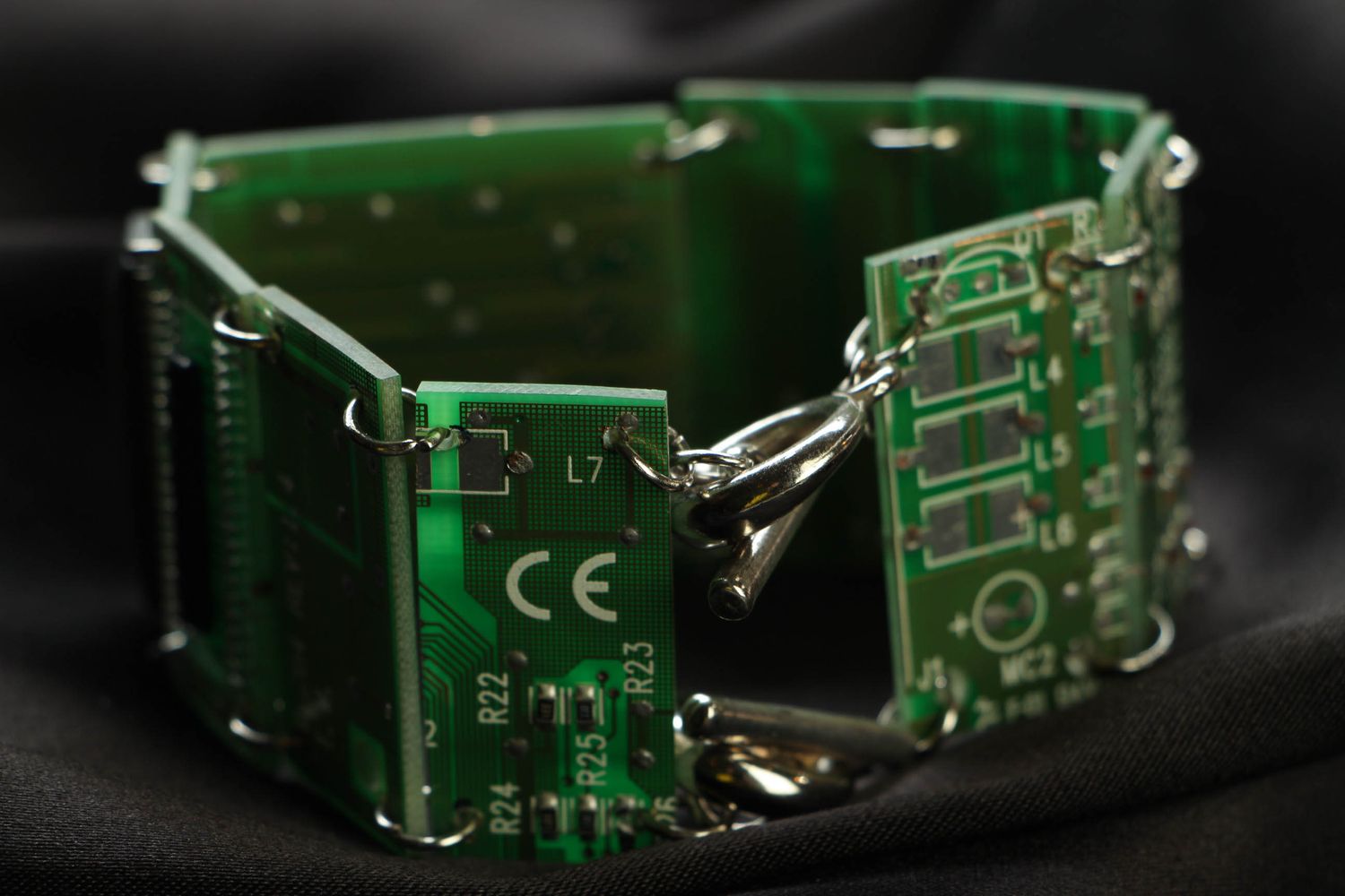 Pulsera metálica con circuito integrado de estilo cyberpunk  foto 2