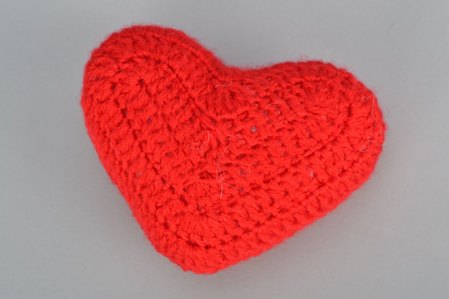 Doudou tricoté au crochet en forme de coeur  photo 2