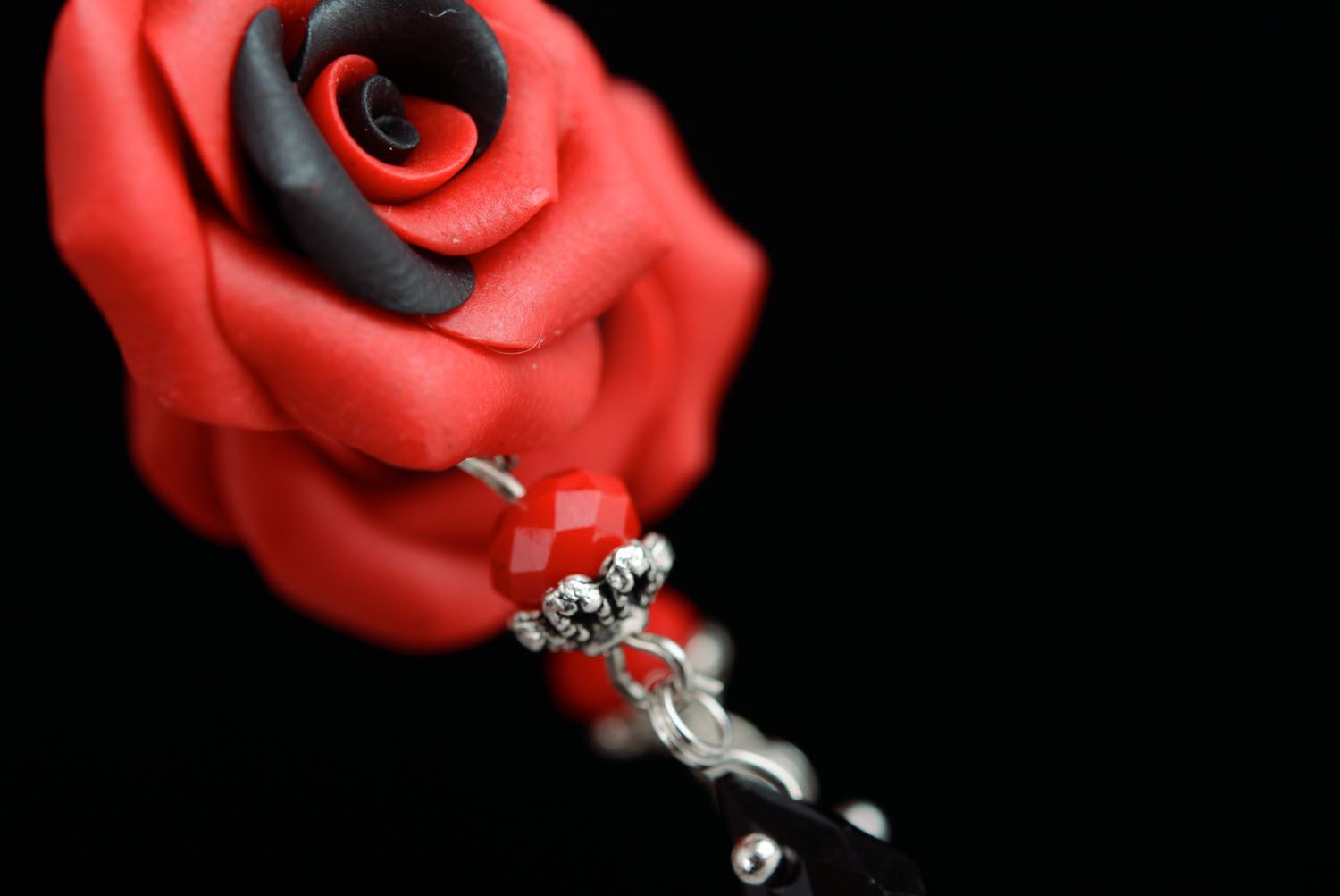 Boucles d'oreilles pendantes faites main Rose rouge photo 2