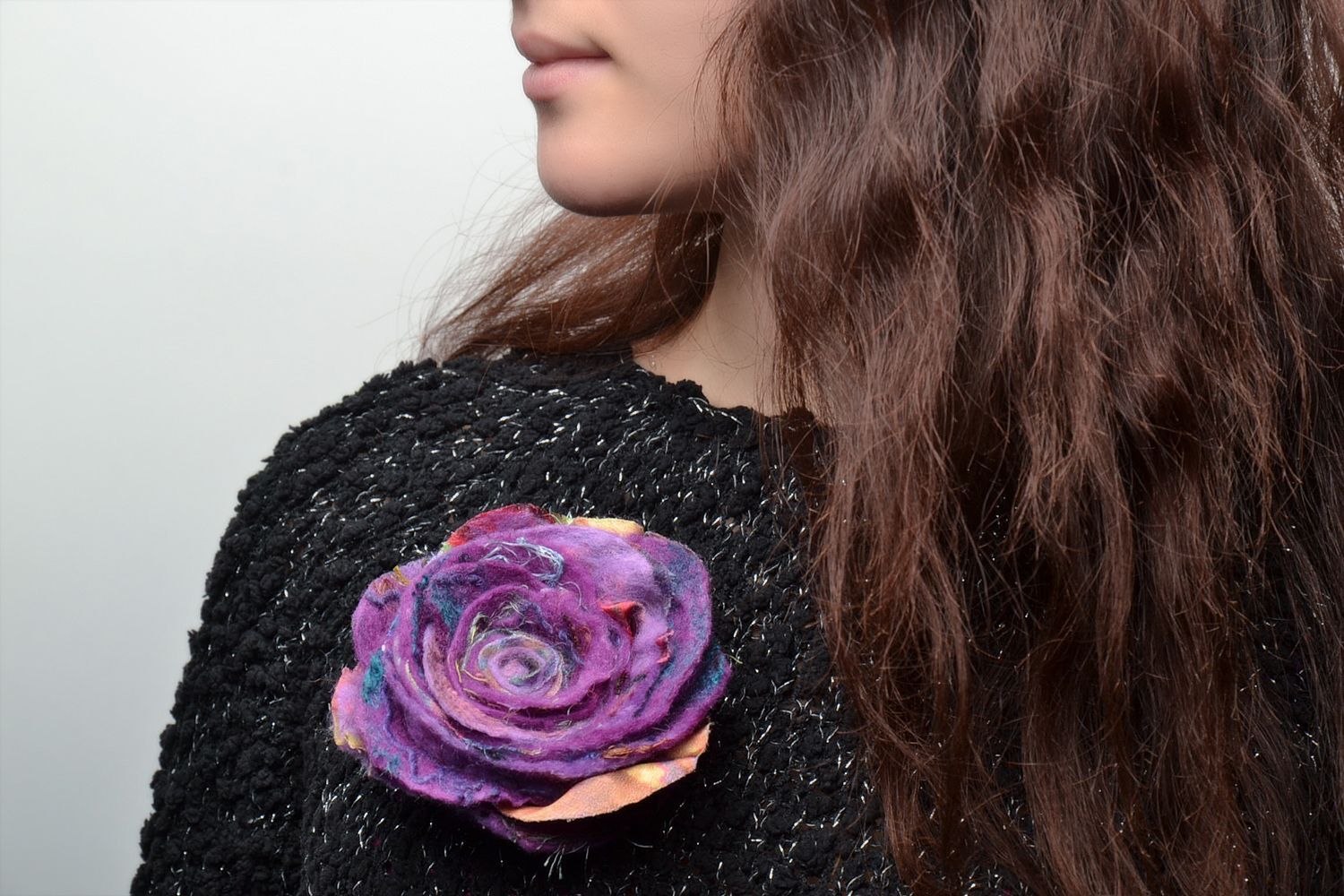 Broche en laine feutrée fleur violette faite main photo 2