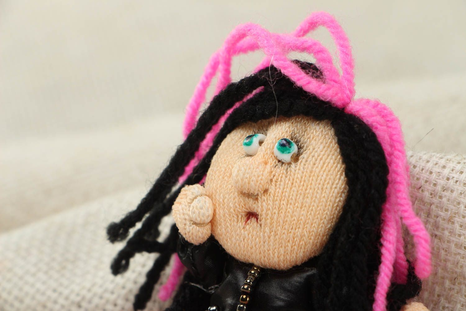 Текстильная брошь для девочки в виде куклы эмо фото 2