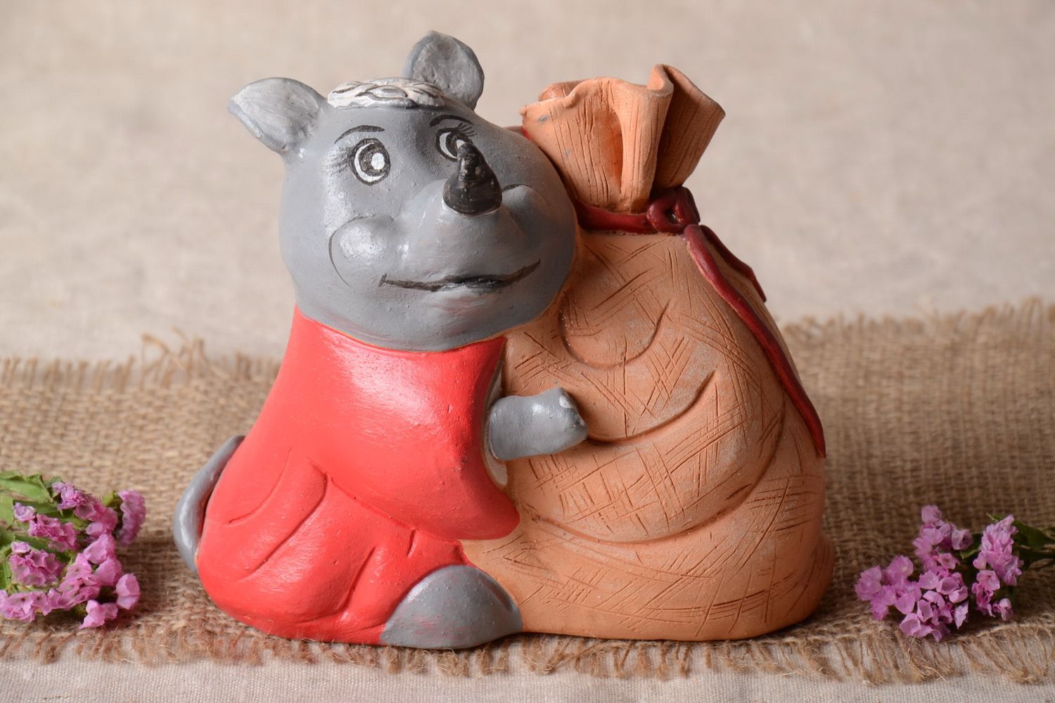 Schöne lustige Ton Spardose Nashorn mit Sack mit Acryl bemalt handmade  foto 1