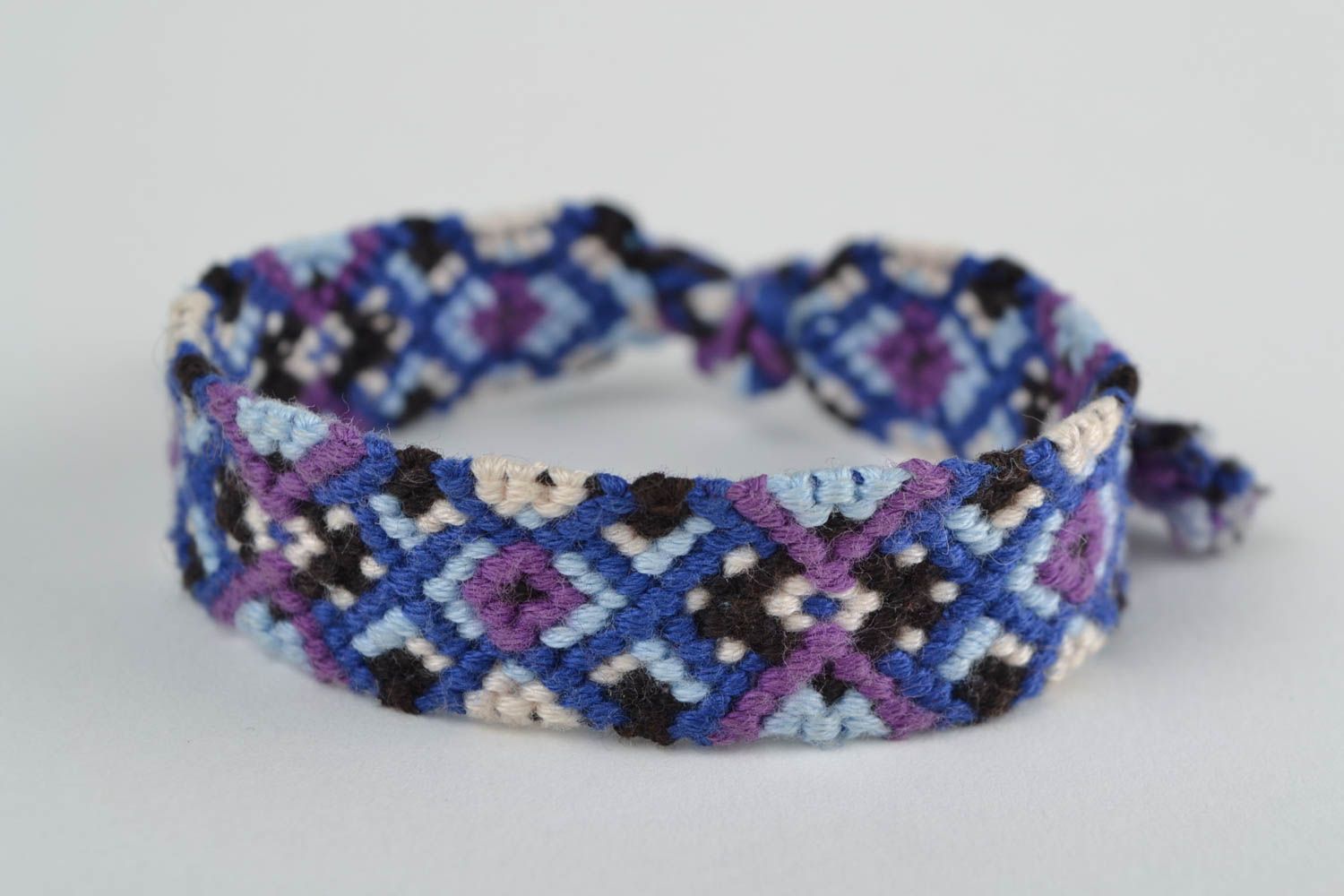 Bracelet en fils moulinés fait main multicolore à motif géométrique stylé photo 3