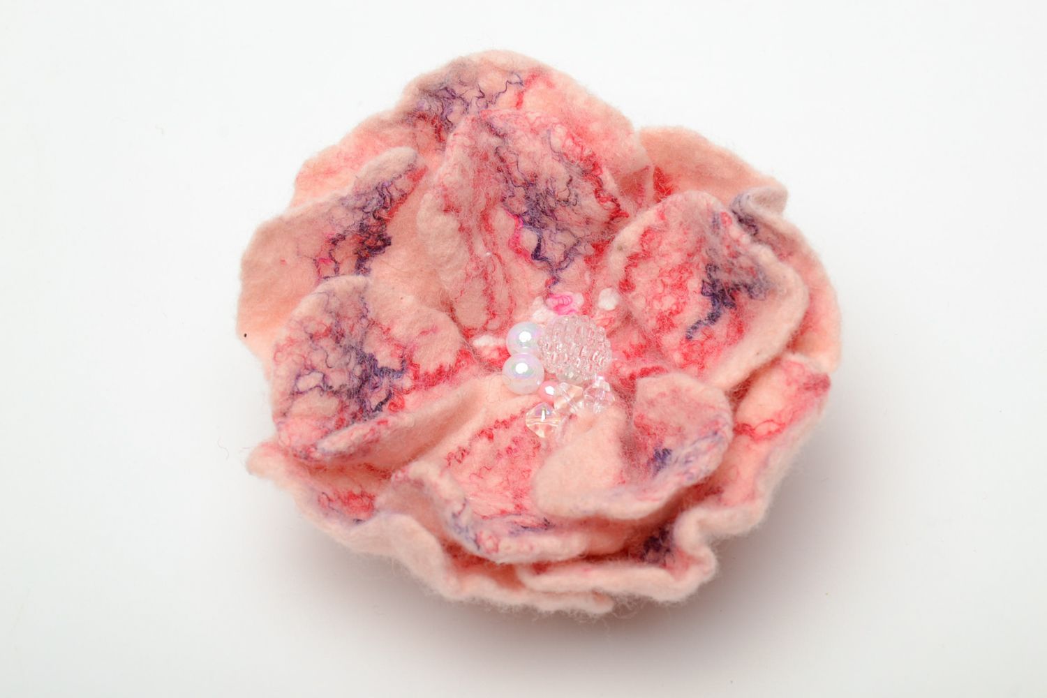 Broche con flor rosada de lana de fieltro  foto 3