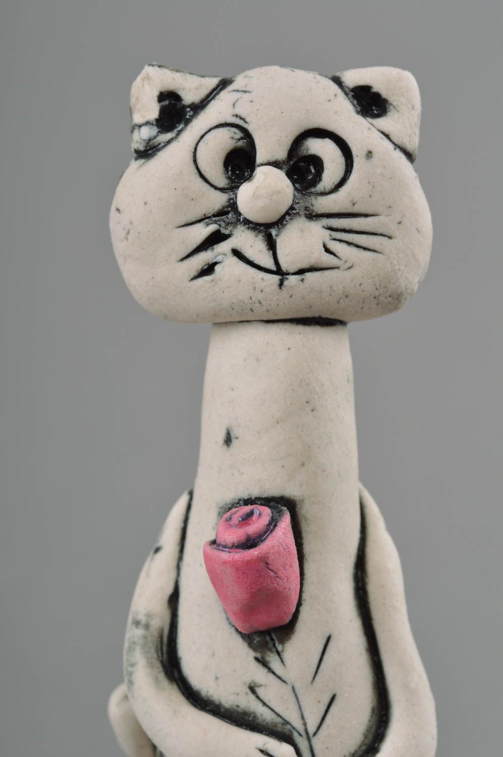 Künstlerische handmade Statuette aus Porzellan Katze mit Rose klein originell foto 3