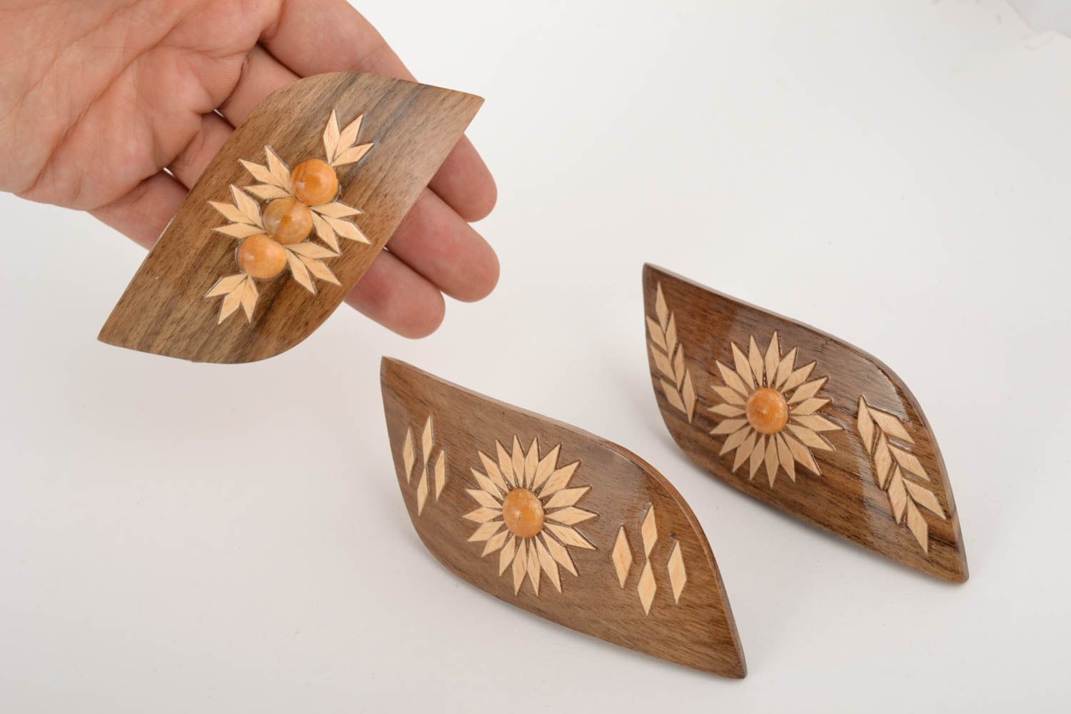 Braune Damen Haarspangen aus Holz mit Blumenmuster stilvoll handmade Set 3 Stück foto 4