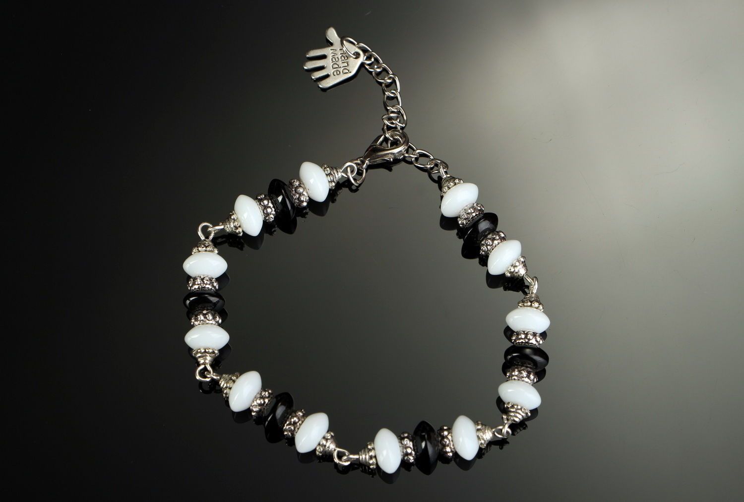 Bracelet perles en verre noires et blanches photo 3