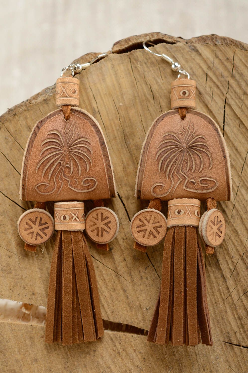 Boucles d'oreilles artisanales de cuir naturel avec ornements faites main photo 1