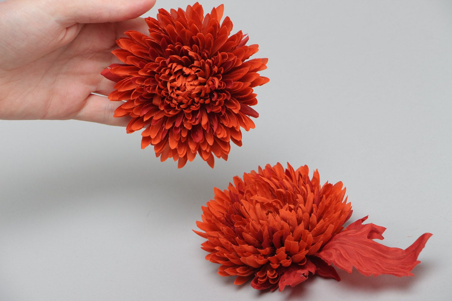 Rote Brosche und künstlerische Haarspange Schmuck Set aus Stoff 2 Stücke handmade  foto 5