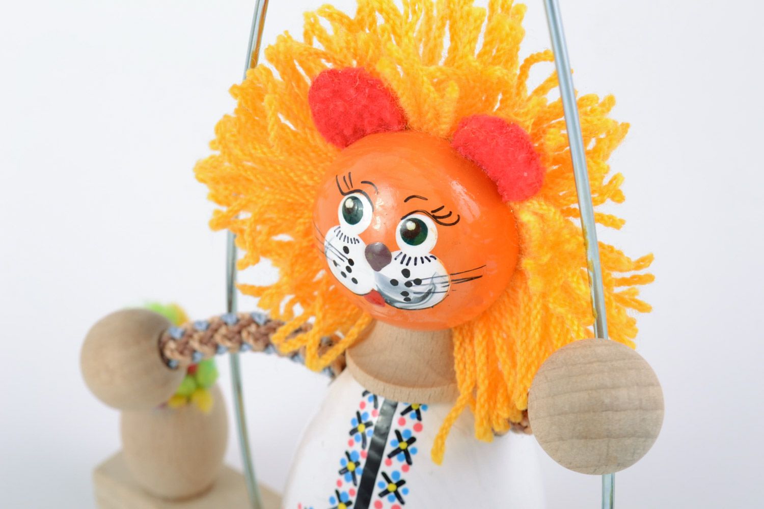 Handgemachtes unschädliches Öko Spielzeug aus Holz Löwe auf Schaukel zum Aufhängen foto 3
