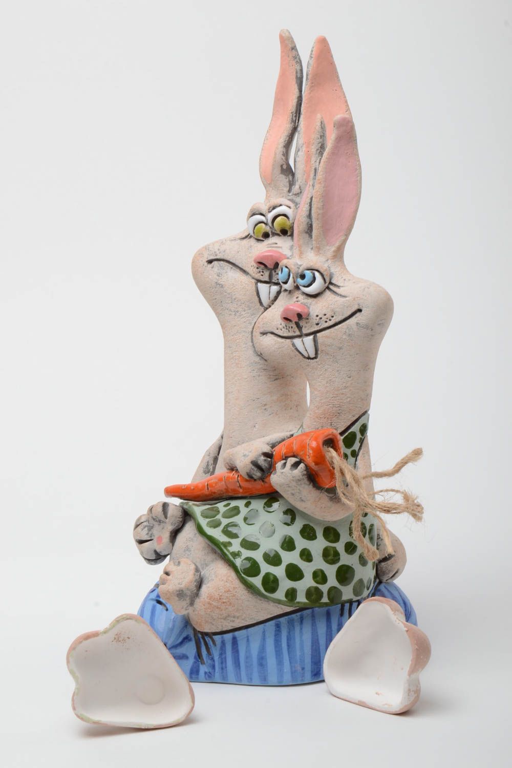 Tirelire d'argile grande faite main peinte de colorants en forme de deux lapins photo 2