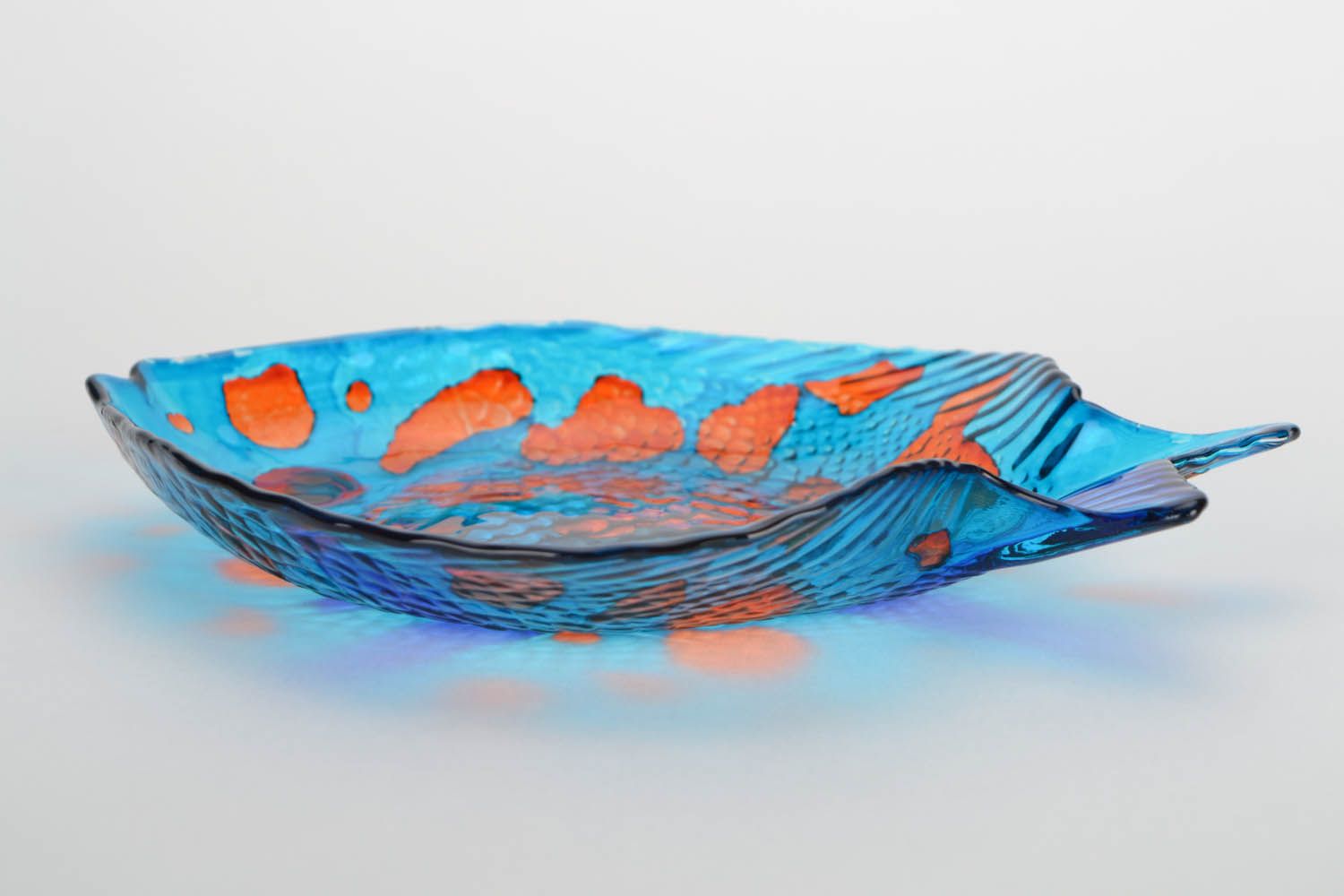 Prato de vidro em forma de um peixe artesanal foto 4