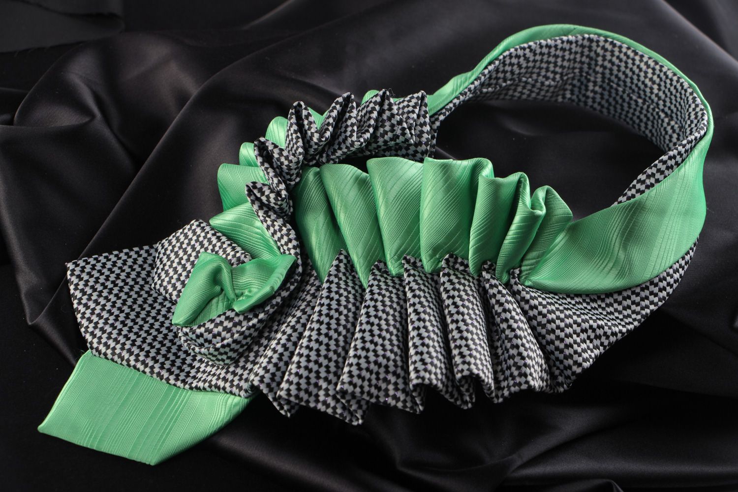 Handgemachtes originelles Krawatten Collier aus Satin und Seide Kragen foto 1