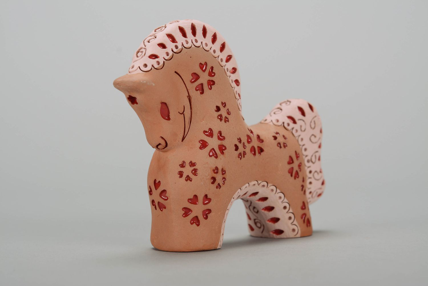 Ceramic horse with red hearts pattern photo 3