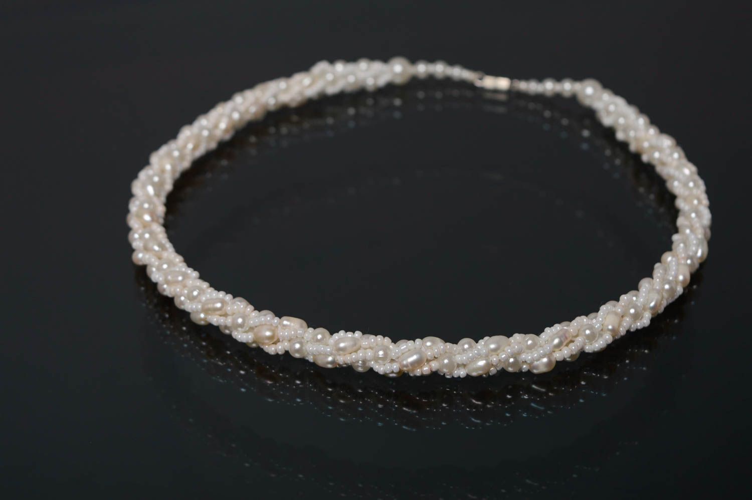 Thin beaded necklace with river pearls photo 1