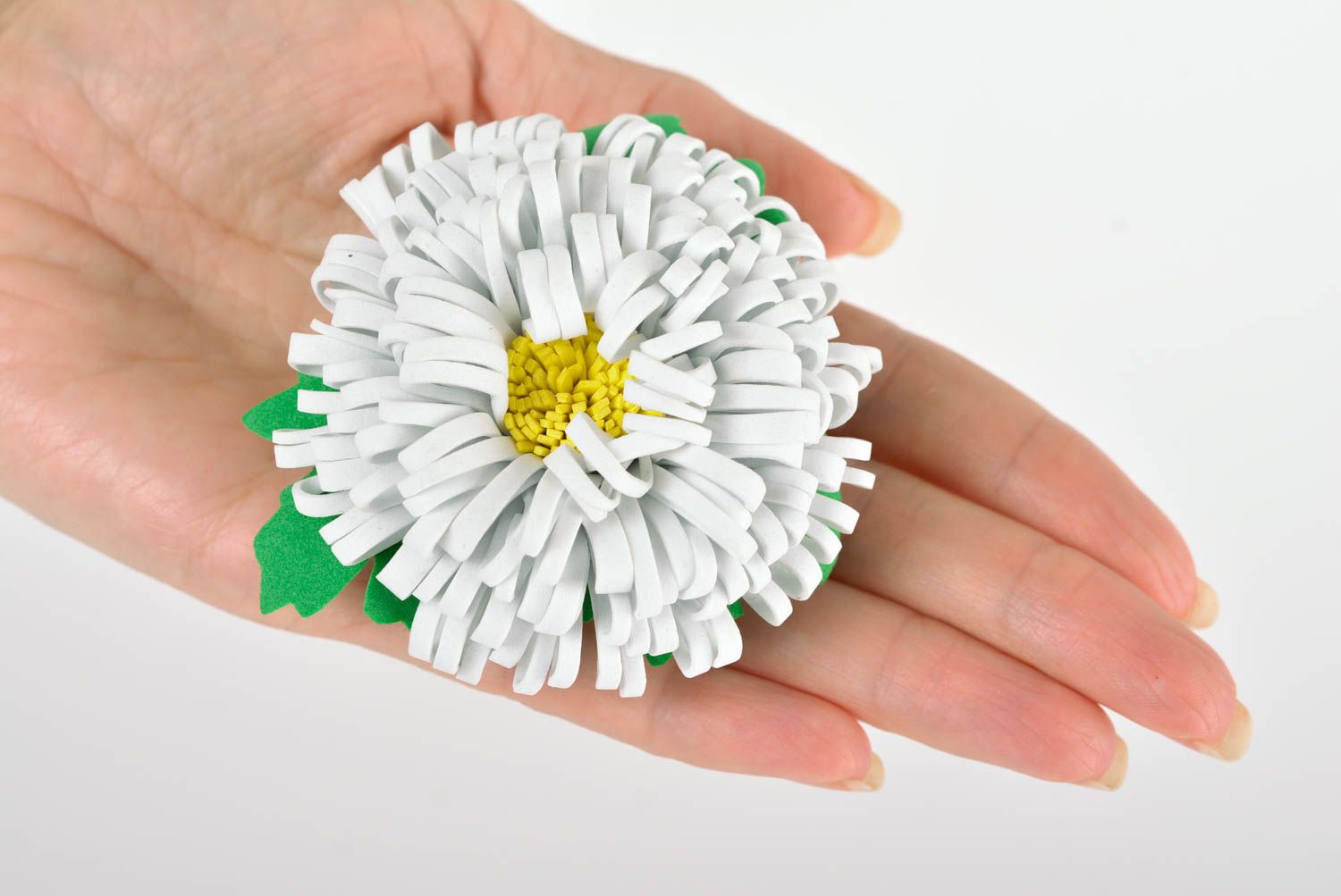 Белая ромашка брошь ручной работы цветок из фоамирана брошь цветок изящный фото 4