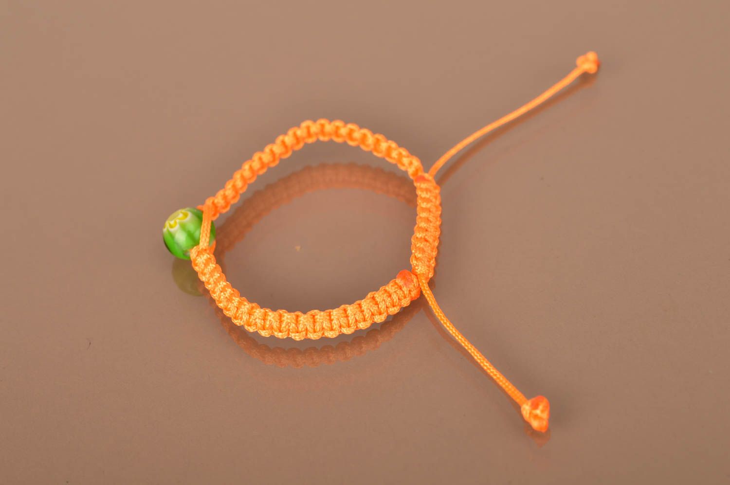 Оранжевый браслет из вощеного шнурка с бусинкой ручной работы красивый фото 4