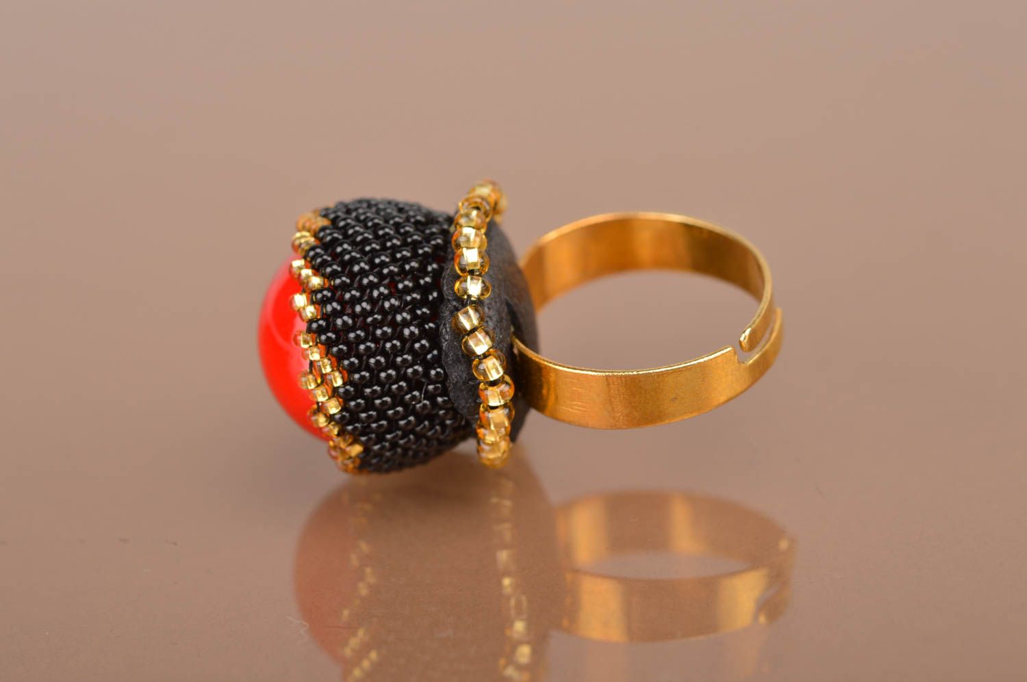 Кольцо из бисера и камня круглое красное с черным нарядное ручной работы фото 2
