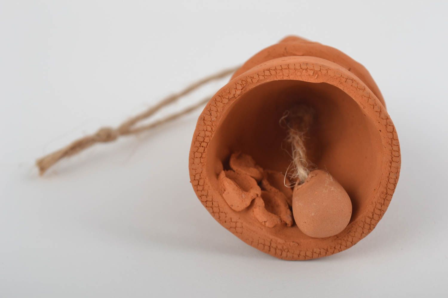 Campana de decoración artesanal cerámica hecha a mano con forma de casa foto 5