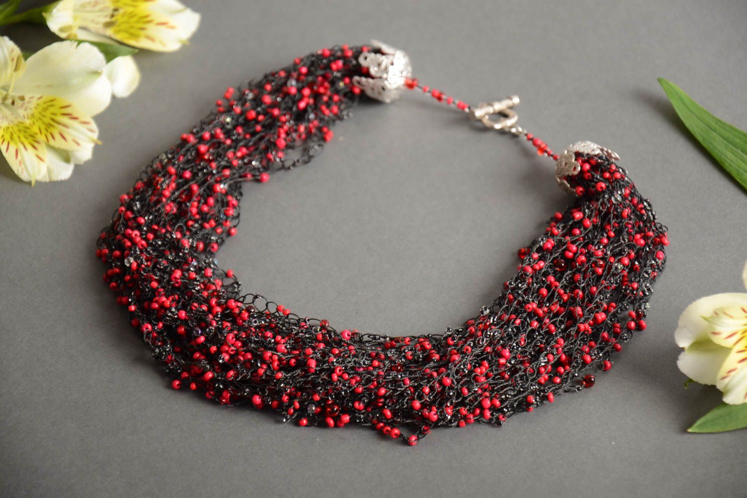 Collier en perles de rocaille tissé au crochet fait main noir et rouge long photo 1